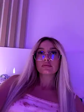 Snapshot of mollyxxx chatting on 10.05.25 mollyxxx online show from 10.05.25