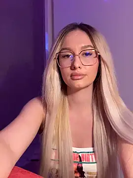 Snapshot of mollyxxx chatting on 10.08.25 mollyxxx online show from 10.08.25