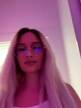 Snapshot of mollyxxx chatting on 10.10.25 mollyxxx online show from 10.10.25