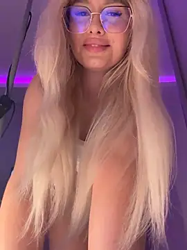 Snapshot of mollyxxx chatting on 10.11.25 mollyxxx online show from 10.11.25