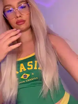 Snapshot of mollyxxx chatting on 10.14.25 mollyxxx online show from 10.14.25