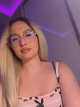 Snapshot of mollyxxx chatting on 05.17.26 mollyxxx online show from 05.17.26