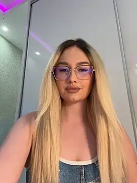 Snapshot of mollyxxx chatting on 05.22.26 mollyxxx online show from 05.22.26