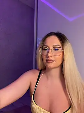 Snapshot of mollyxxx chatting on 08.02.26 mollyxxx online show from 08.02.26