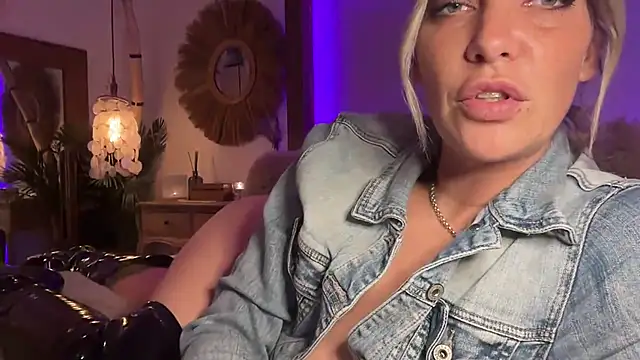 Snapshot of cyberchickie_maria chatting on 02.23.25 cyberchickie maria online show from 02.23.25