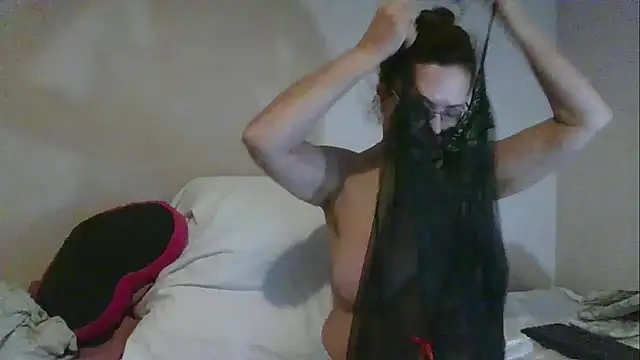 Snapshot of Hottie-Mom chatting on 12.04.24 Hottie-Mom online show from 12.04.24