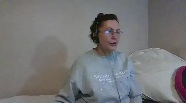 Snapshot of Hottie-Mom chatting on 01.04.25 Hottie-Mom online show from 01.04.25