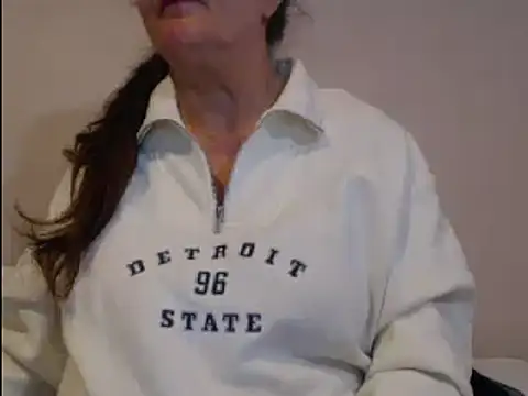 Snapshot of Hottie-Mom chatting on 01.04.25 Hottie-Mom online show from 01.04.25