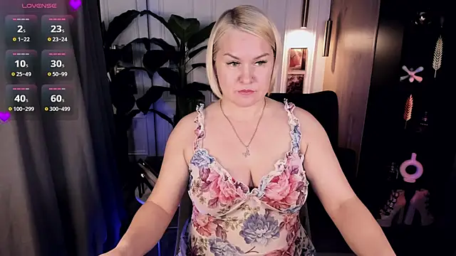 Snapshot of YolandaKiss chatting on 06.15.26 YolandaKiss online show from 06.15.26