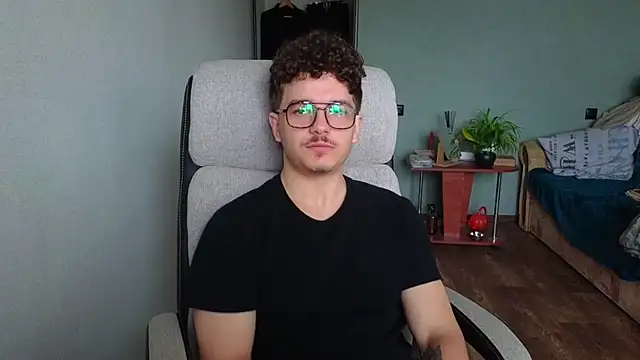 Snapshot of Remy_Miles chatting on 11.12.25 Remy Miles online show from 11.12.25