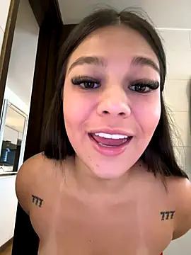 Alyshanon18 online show from 11.22.25