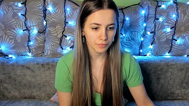 Snapshot of MaggieCake chatting on 12.20.24 MaggieCake online show from 12.20.24