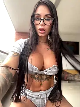 LaraHenao online show from 11.15.25