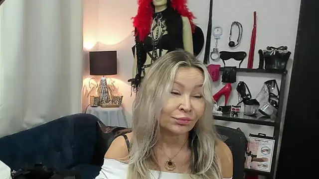 Snapshot of crystaLUX chatting on 06.15.26 crystaLUX online show from 06.15.26