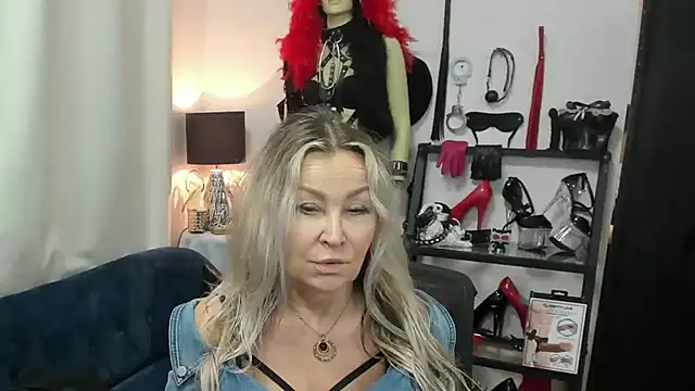 Snapshot of crystaLUX chatting on 06.17.26 crystaLUX online show from 06.17.26