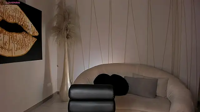 Snapshot of LaurenTurner_ chatting on 09.18.25 LaurenTurner online show from 09.18.25