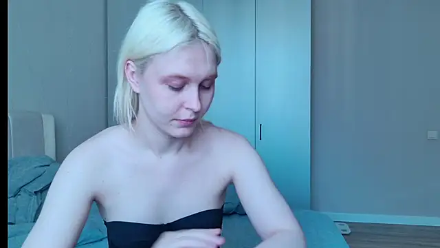 Snapshot of Evelyn_rabbit chatting on 09.19.25 Evelyn rabbit online show from 09.19.25