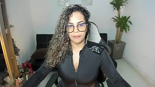 Snapshot of alyssannVhm chatting on 10.24.25 alyssannVhm online show from 10.24.25