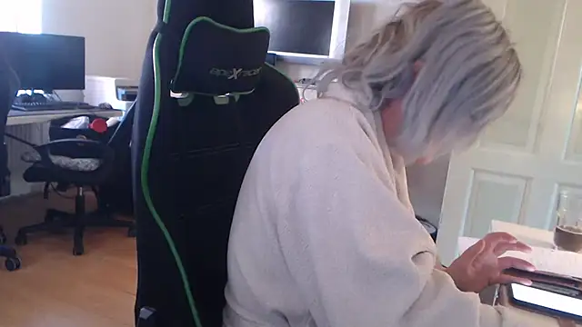 Snapshot of kathrin193 chatting on 02.18.25 kathrin193 online show from 02.18.25