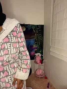 Snapshot of Badjen1027 chatting on 11.04.25 Badjen1027 online show from 11.04.25