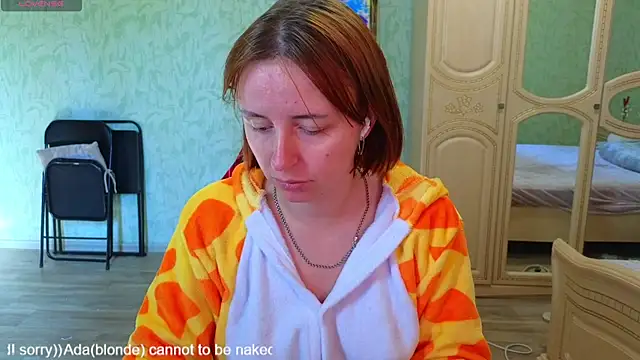 Snapshot of DanaMartina chatting on 10.24.25 DanaMartina online show from 10.24.25