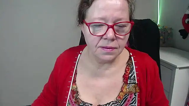 Adelewildx online show from 02.26.25