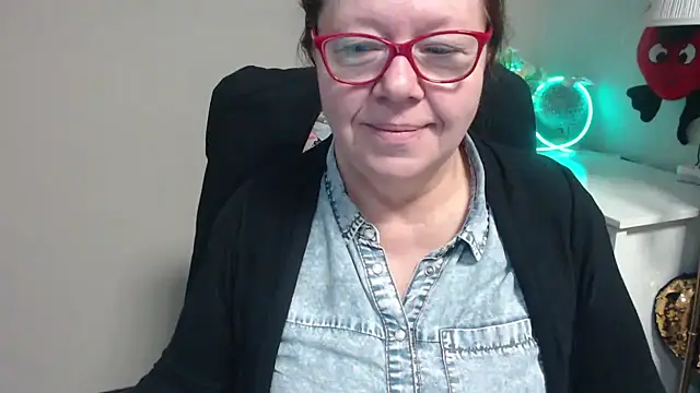 Adelewildx online show from 03.17.25