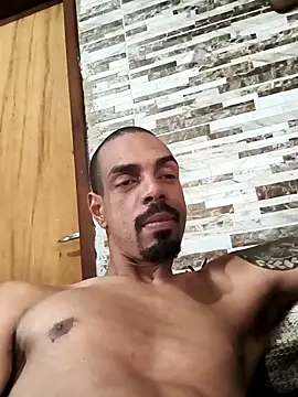 Snapshot of Latrel01 chatting on 11.08.25 Latrel01 online show from 11.08.25