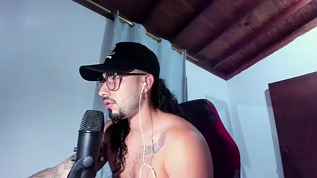 Snapshot of Baky_sexy chatting on 10.14.25 Baky sexy online show from 10.14.25