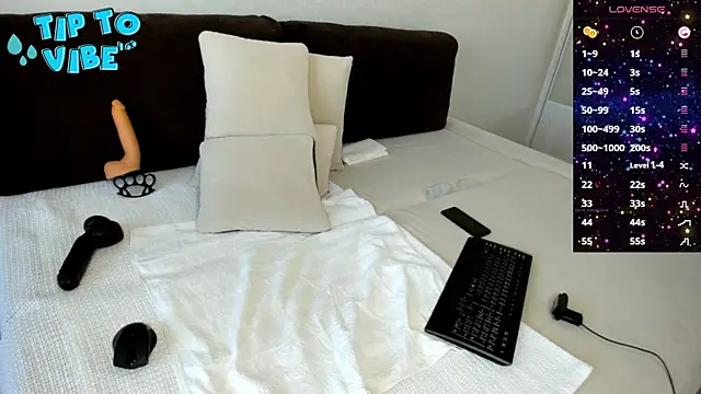 Snapshot of Smallnipples chatting on 10.17.25 Smallnipples online show from 10.17.25