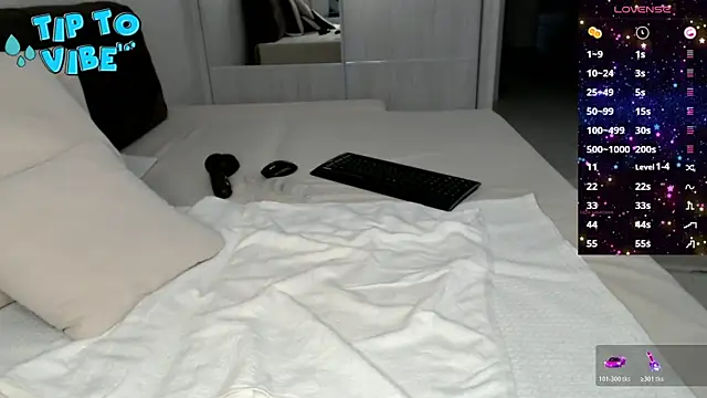 Snapshot of Smallnipples chatting on 11.08.25 Smallnipples online show from 11.08.25