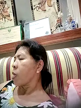 Snapshot of TropicalFlower chatting on 10.05.25 TropicalFlower online show from 10.05.25