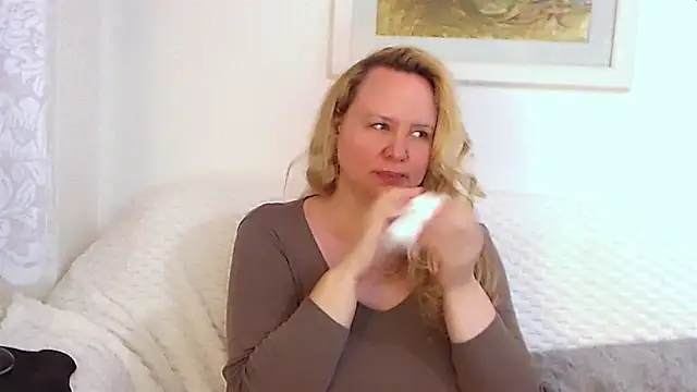 Snapshot of Sarah4you chatting on 09.26.25 Sarah4you online show from 09.26.25