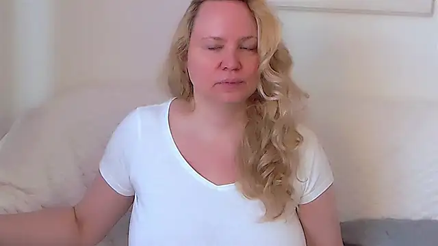 Snapshot of Sarah4you chatting on 09.27.25 Sarah4you online show from 09.27.25