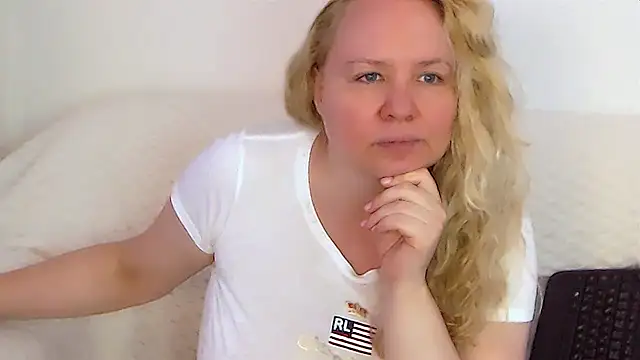 Snapshot of Sarah4you chatting on 10.15.25 Sarah4you online show from 10.15.25