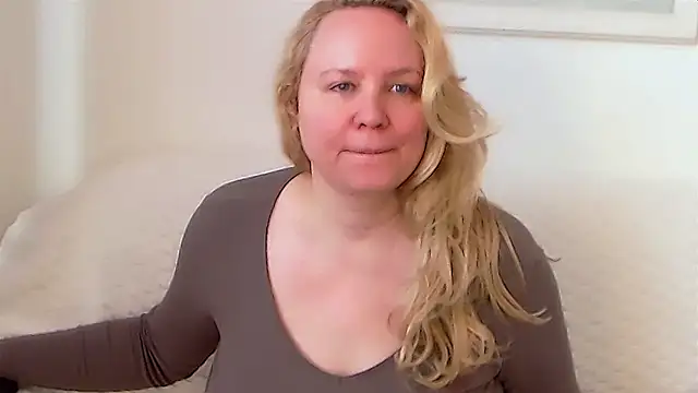 Snapshot of Sarah4you chatting on 10.24.25 Sarah4you online show from 10.24.25