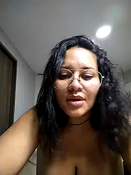 Snapshot of sharon_1 chatting on 10.05.25 sharon 1 online show from 10.05.25