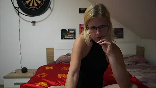 Snapshot of Moistdevil chatting on 10.07.25 Moistdevil online show from 10.07.25