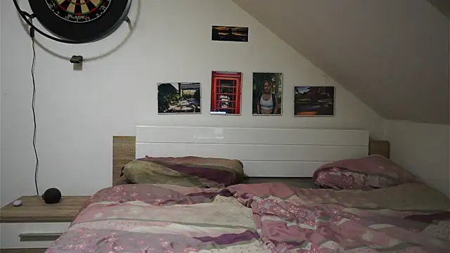 Snapshot of Moistdevil chatting on 11.13.25 Moistdevil online show from 11.13.25