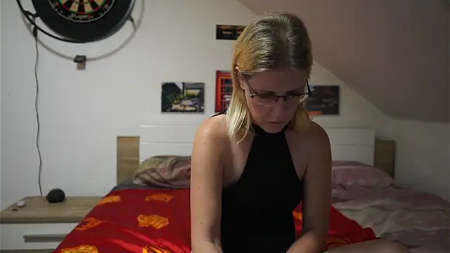 Snapshot of Moistdevil chatting on 11.17.25 Moistdevil online show from 11.17.25