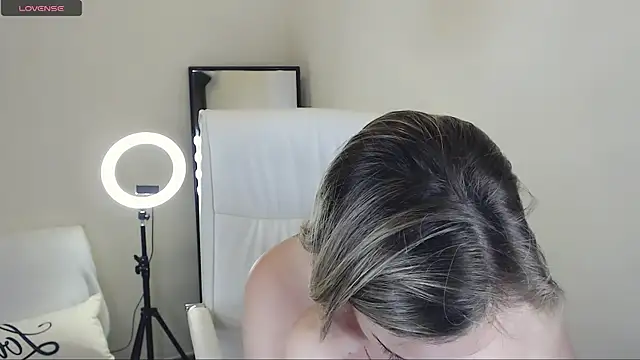 Tilly Eliot online show from 02.10.25