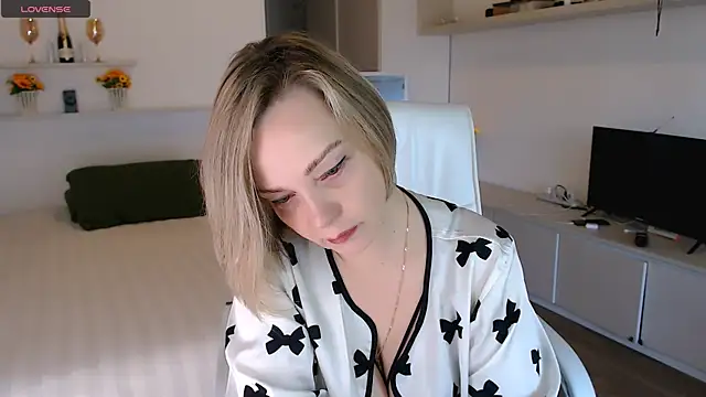 Tilly Eliot online show from 09.24.25