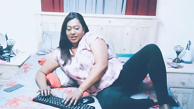 Snapshot of Indianlust69 chatting on 10.06.25 Indianlust69 online show from 10.06.25