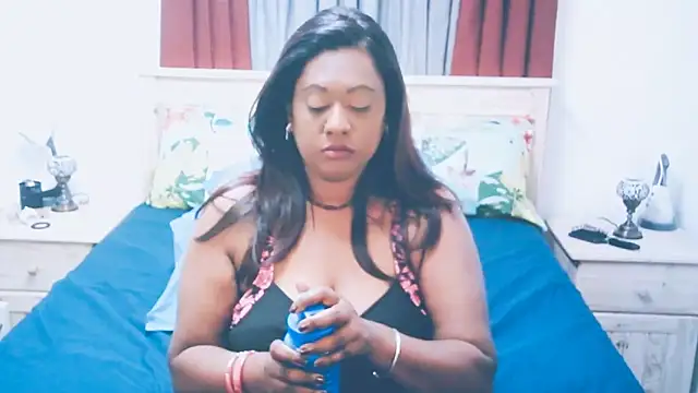 Snapshot of Indianlust69 chatting on 11.06.25 Indianlust69 online show from 11.06.25