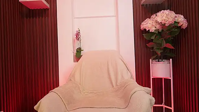 Snapshot of MaddyWattson chatting on 10.25.25 MaddyWattson online show from 10.25.25