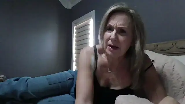 Lisaisluscious online show from 10.17.25