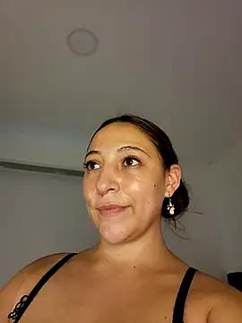 Snapshot of VickyHoult chatting on 03.21.25 VickyHoult online show from 03.21.25