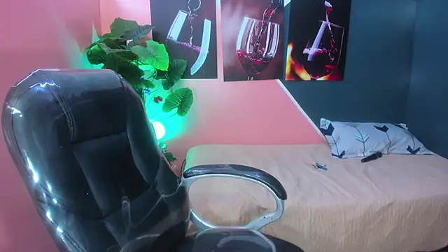 Snapshot of pearl_weet chatting on 12.19.24 pearl weet online show from 12.19.24