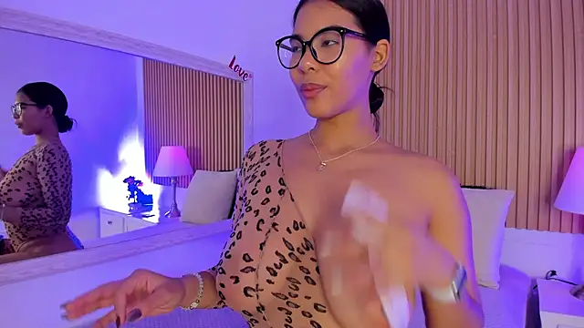 Snapshot of GenesisRuiz chatting on 03.08.25 GenesisRuiz online show from 03.08.25