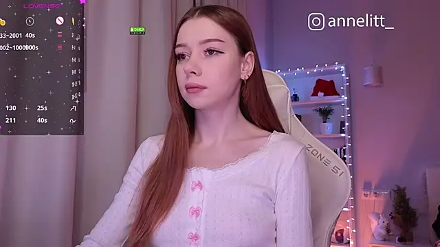 Snapshot of Annelitt chatting on 01.05.25 Annelitt online show from 01.05.25